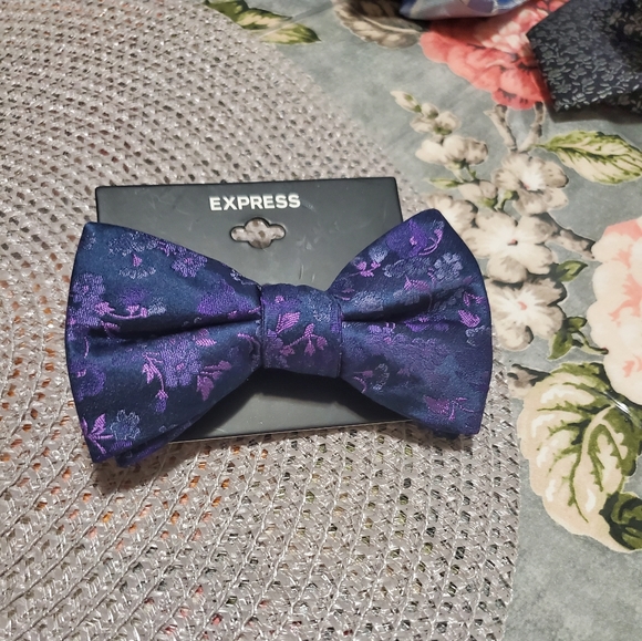 Express Bow Ties - Picture 2 of 3